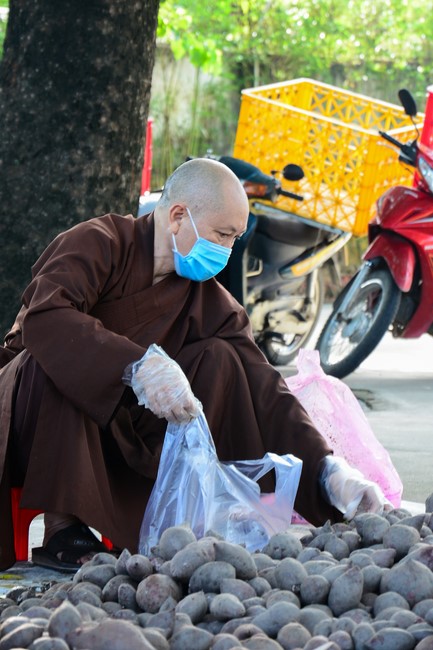 Continuing to support people in need in the Covid-19 pandemic of Hoang Phap Pagoda (series 2)